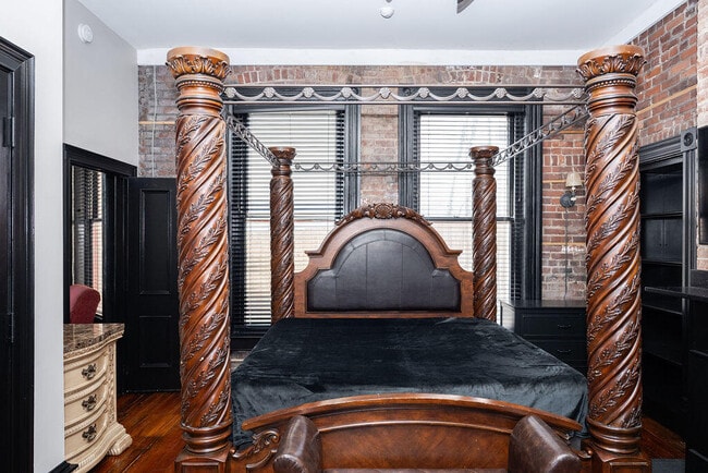 Building Photo - 275 S Limestone