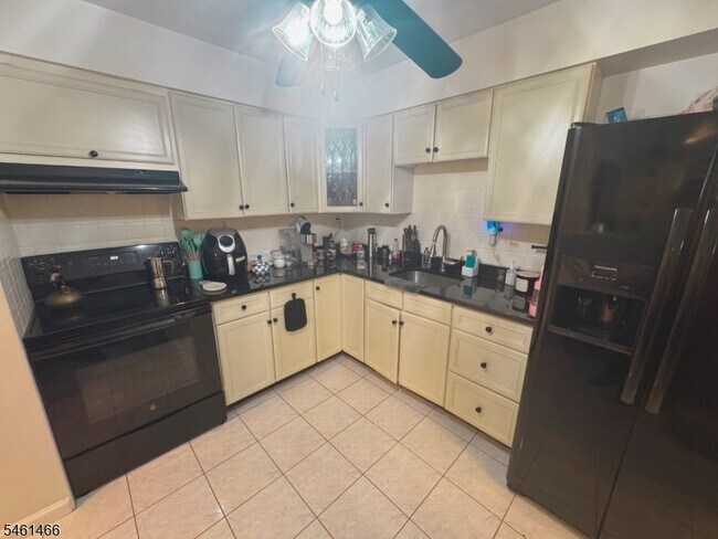 Building Photo - 806 Eves Dr