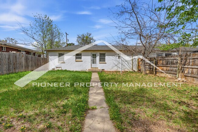 Building Photo - Updated 1/2 Duplex with Washer/Dryer and Fenced Yard