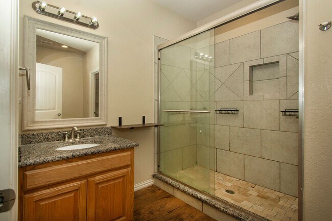 Building Photo - House for Lease in Denison