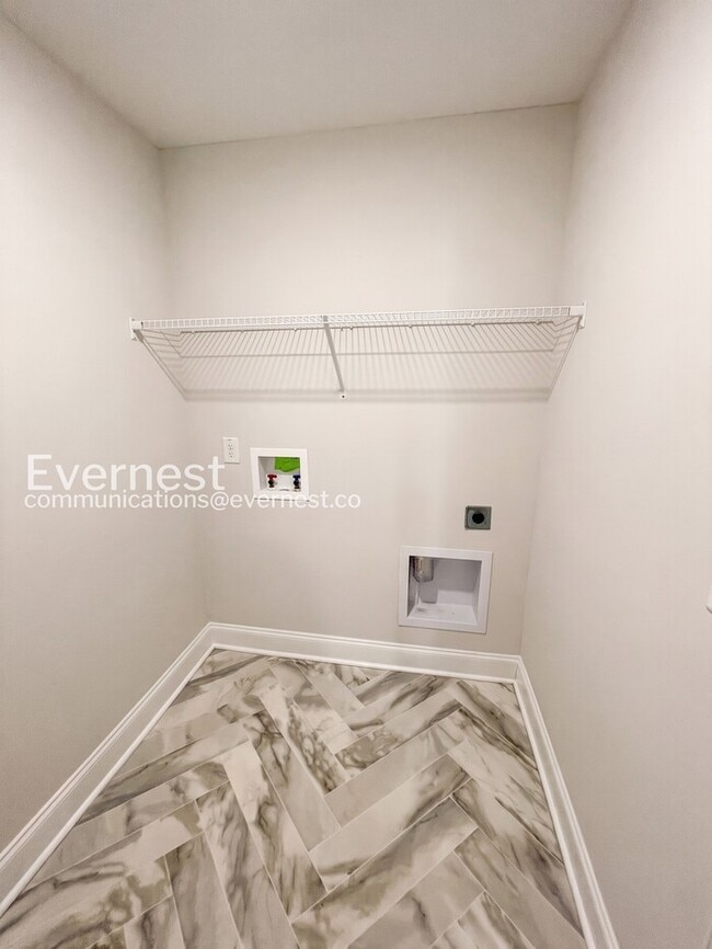 Building Photo - 215 King Rd