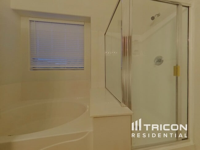 Building Photo - 16085 W Kendall St