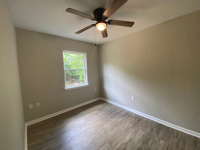 Building Photo - 2016 Magnolia Dr