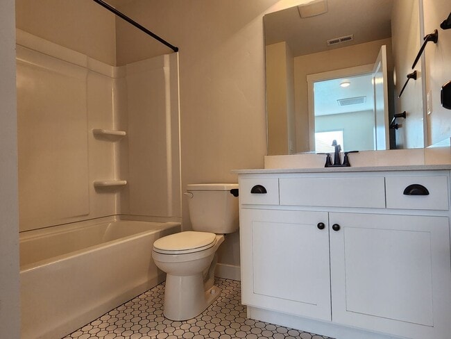 Building Photo - Great 3 Bd 2 Ba Townhome 2 Car Garage