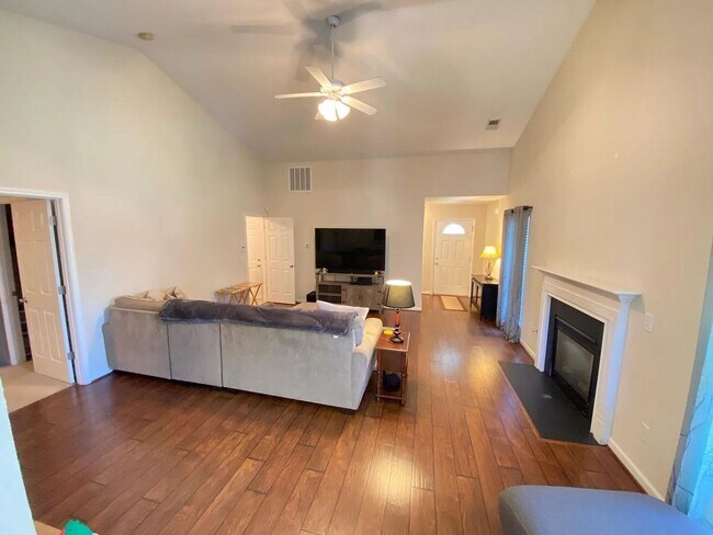 Building Photo - 109 Travertine Crossing