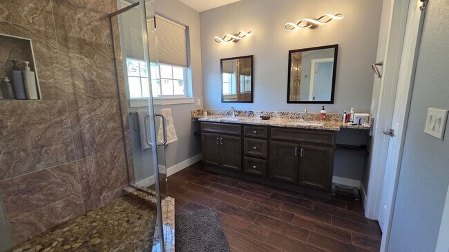 Building Photo - Modern 4 Bedroom 5 Bath Townhome - With Lots of Natural Light and Great Views!