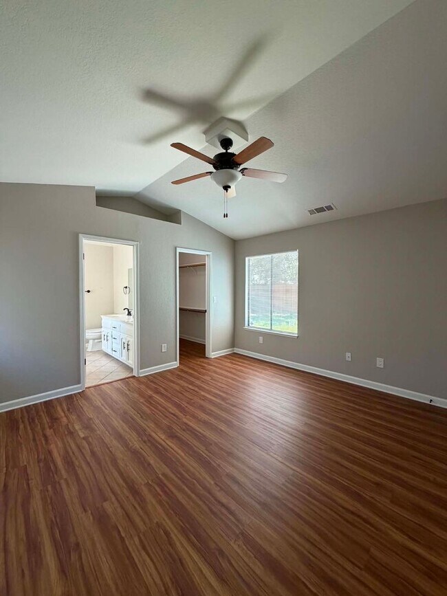 Building Photo - Beautifully Updated 3 Bedroom Home
