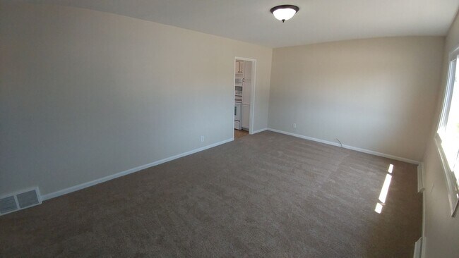 Building Photo - 3 Bedroom 1 Bath Adorable Cape Cod