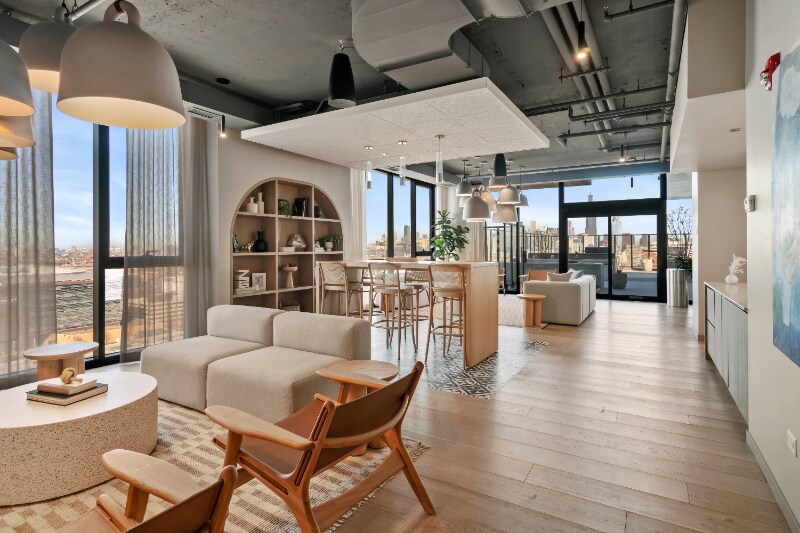 Building Photo - 528 S Damen Ave