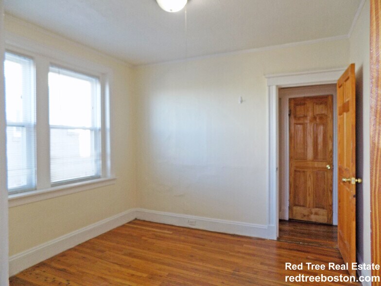 Building Photo - 244 Kelton St