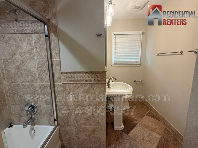 Building Photo - 205 N 165th St