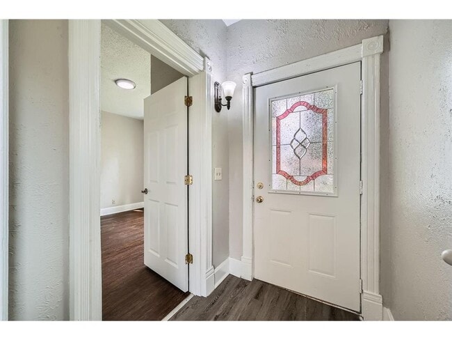 Building Photo - 911 Sims Ave