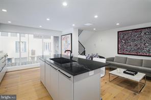 Building Photo - 1126 1/2 Lombard St