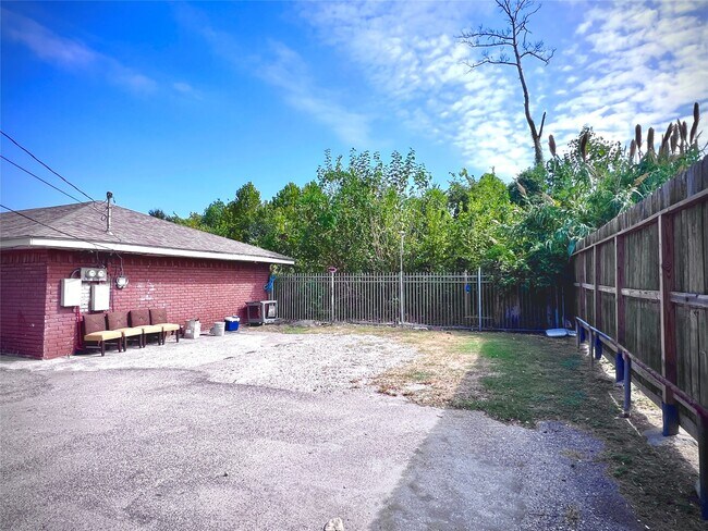 Building Photo - 1825 W Little York Rd