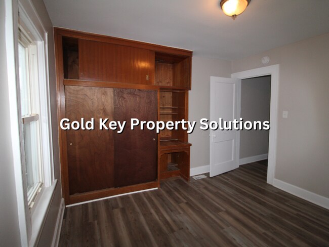 Building Photo - Updated 2 BR 1 BA House with Central Air and Garage (SECTION 8 APPROVED)