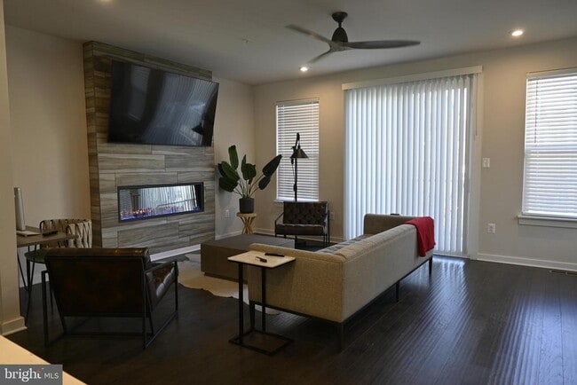 Building Photo - 2527 Emerald Branch Dr