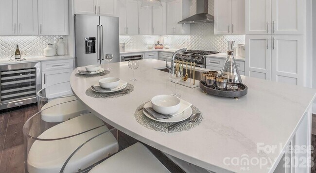 Building Photo - 2426 Vail Ave