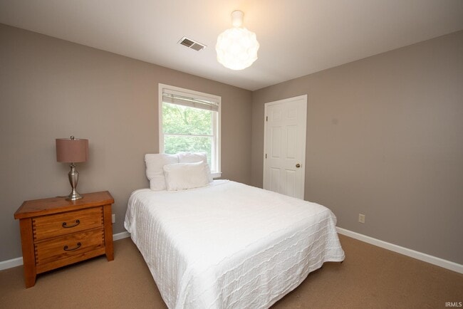 Building Photo - 3801 W Capilano Dr