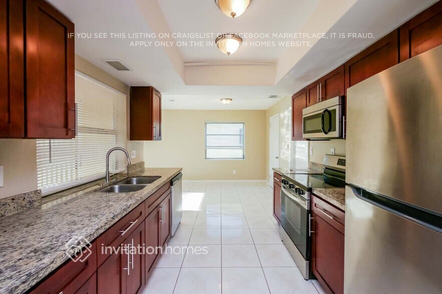 Building Photo - 700 S Rainbow Dr