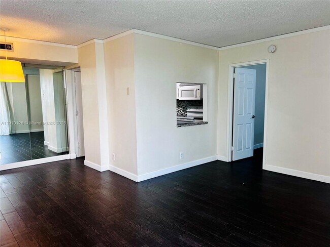 Building Photo - 1050 SE 15th St