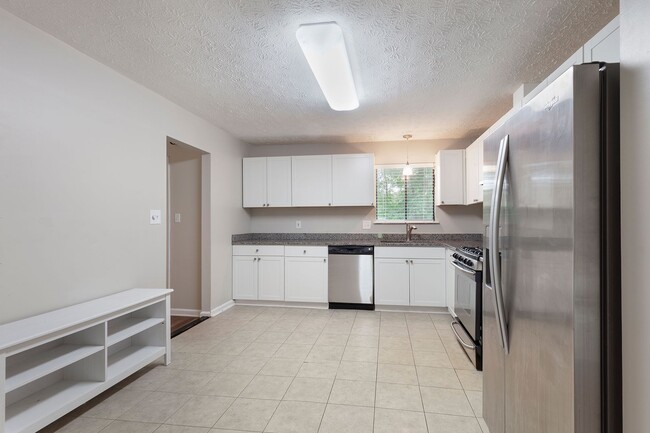 Building Photo - Spacious 3/2.5 Split Level w/ Large Bonus Room and Private Backyard!