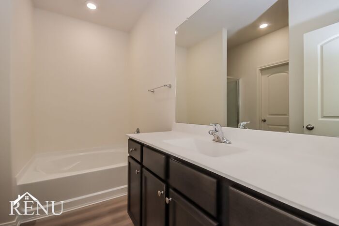 Building Photo - 10458 Sweetwater Creek Dr