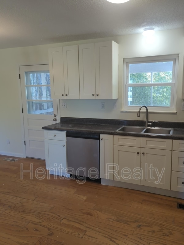 Building Photo - 1304 E Woodshire Dr