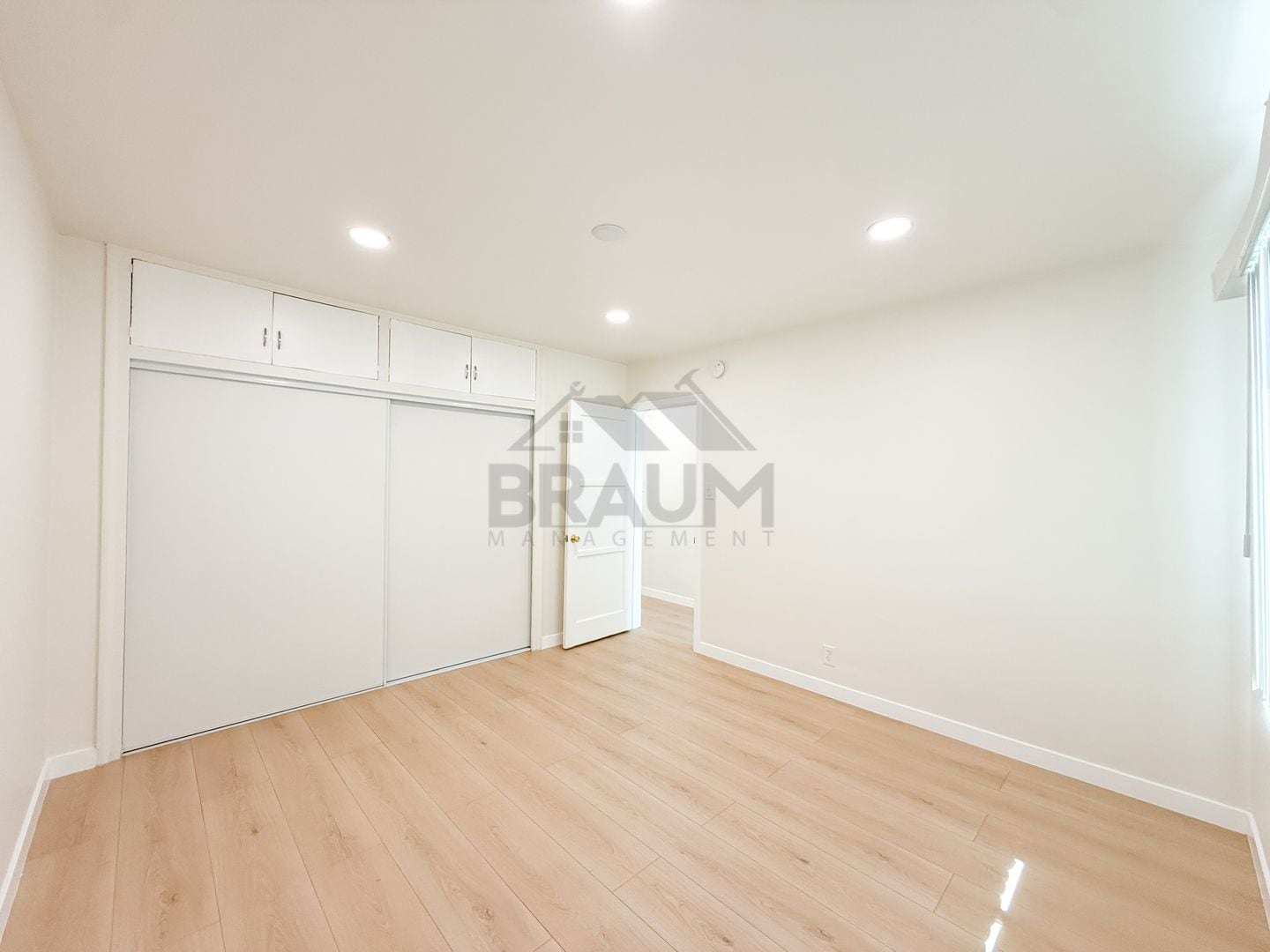 Building Photo - 15550 Vanowen St
