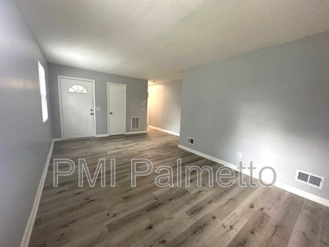 Building Photo - 216 Saddlefield Rd