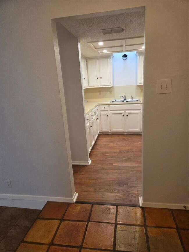 Building Photo - 8111 Baywood Dr