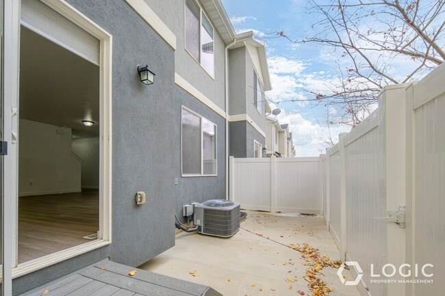 Building Photo - Spacious Townhome in Herriman!