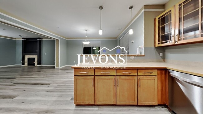 Building Photo - Experience this beautiful SeaTac single-family home with an equipped kitchen, high ceilings, near...