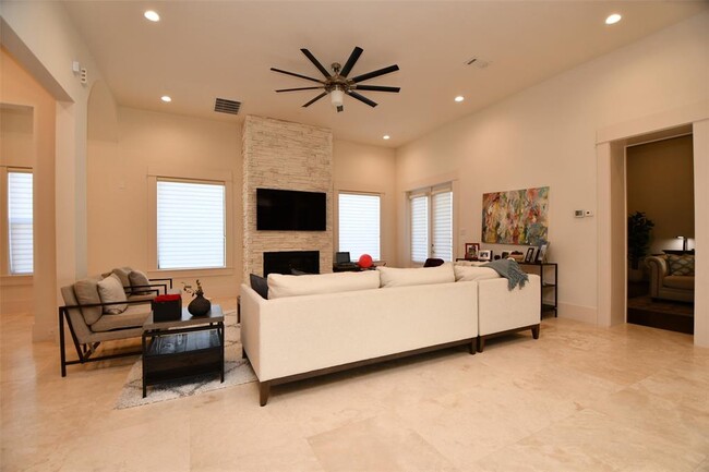 Building Photo - 3203 Blue Bonnet Blvd
