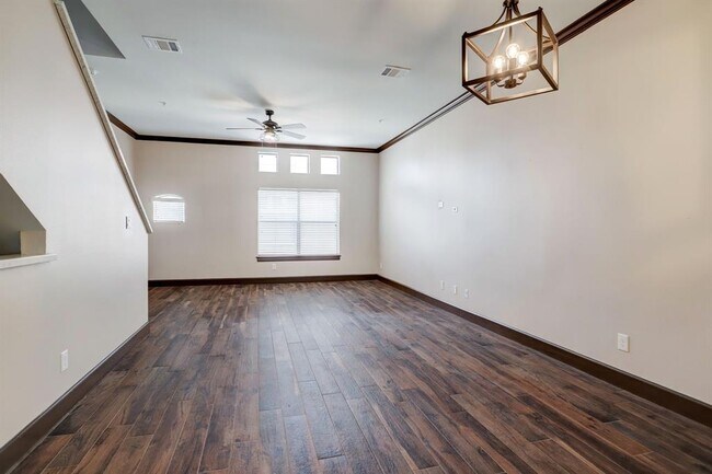 Building Photo - 8715 Meadowcroft Dr