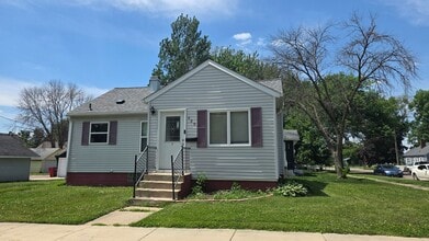Building Photo - 2bed 1 bath home with detached garage