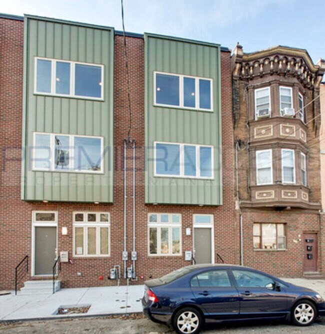 Building Photo - Queen Village Townhome with Parking