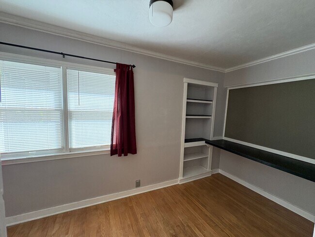 Building Photo - 4 bedroom 2 bathroom Historic Home Downtown Manhattan KS