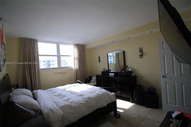 Building Photo - 3000 S Ocean Dr