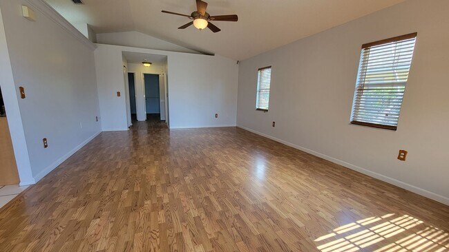 Building Photo - Fantastic 3 Bed/ 2 bath + Den ~ UTC Distri...