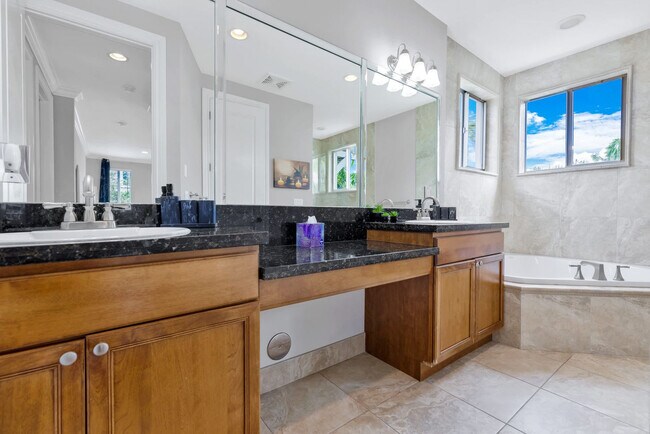 Building Photo - 1705 NE 11th St