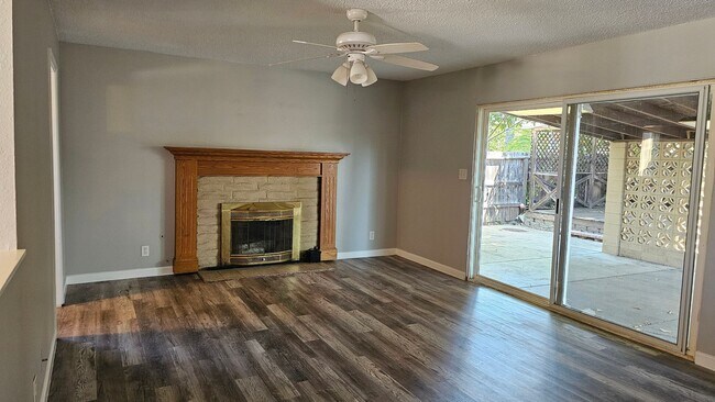 Building Photo - 3 bedroom 2 bath House in Escondido