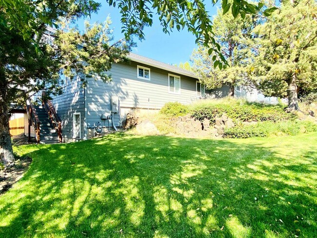 Building Photo - Spacious single-level 3 BR + office in NE ...