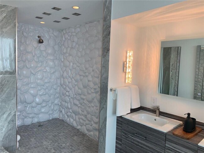 Building Photo - 350 SE 2nd St