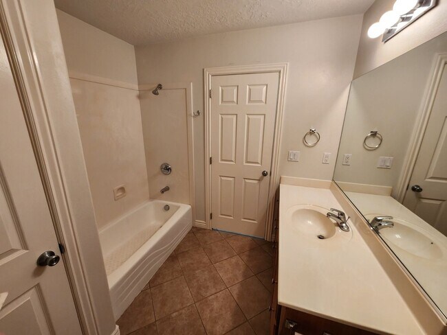 Building Photo - The Seasons @ Mesa Hills 3 bed/2 bath