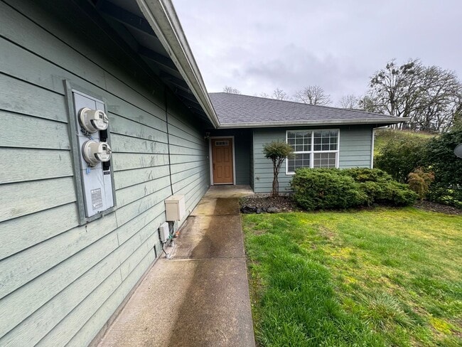 Building Photo - 2 bedroom 2 bathroom Roseburg Duplex