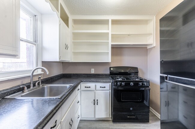 Building Photo - Welcome to your new 4-bedroom, 1.5-bathroo...