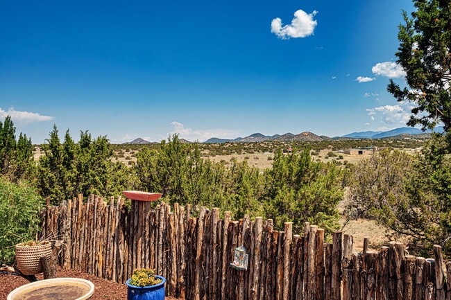 Building Photo - Stunning Home on the Old Raven Crest Farm