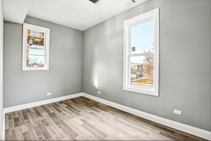 Building Photo - 1806 S Trumbull Ave