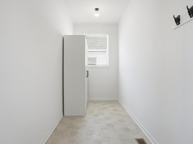 Building Photo - 6246 Hawthorne Ave