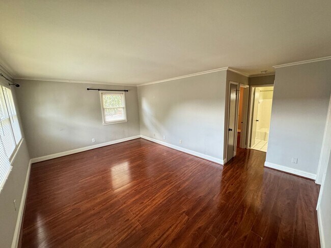 Building Photo - Updated Village District Condo in Raleigh